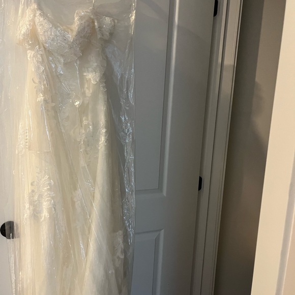 Lace Oleg Never Worn Wedding Dress Size 6